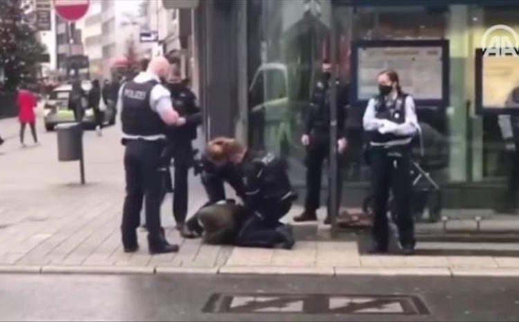 Sejumlah polisi di Jerman memborgol seorang wanita Muslim berjilbab yang pada saat itu tidak mengenakan masker. Dalam video, Muslimah tersebut berteriak minta tolong. Sikap Anti-Muslim Tersebar Luas di Jerman 