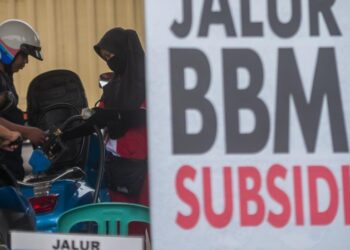 Petugas mengisi bahan bakar minyak jenis Pertalite di Rangkasbitung, Lebak, Banten. Pemerintah akan membayar kompensasi kepada PT Pertamina (Persero) dan PT Perusahaan Listrik Negara (Persero) sebesar Rp 163 triliun. Adapun kompensasi tersebut dibayarkan penugasaan bahan bakar minyak dan listrik.