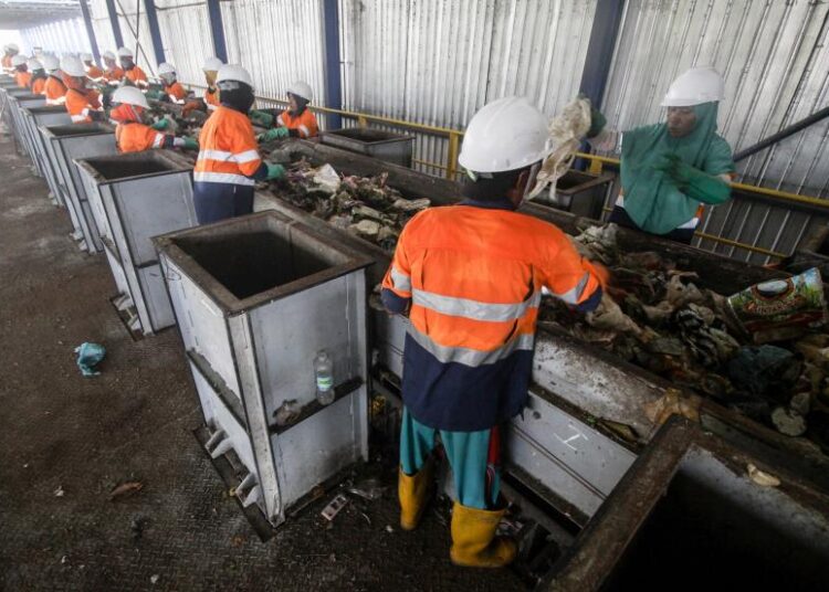 Pekerja memilah sampah di Tempat Pembuangan Akhir (TPA) Sampah(ilustrasi). Presiden Joko Widodo (Jokowi) sebelumnya sudah meresmikan Tempat Pembuangan Akhir (TPA) Banjarbakula, Kota Banjarbaru, Kalimantan Selatan pada Februari 2020. Usai dibangun, Balai Prasarana Pemukiman Wilayah (BPPW) Kalimantan Selatan Teuku Davis Hamid memastikan TPA tersebut nantinya dapat menampung hingga 640 ribu ton sampah dengan umur layanan tujuh tahun sejak beroperasi 2019.