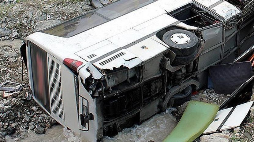 Kecelakaan bus dan truk (ilustrasi)