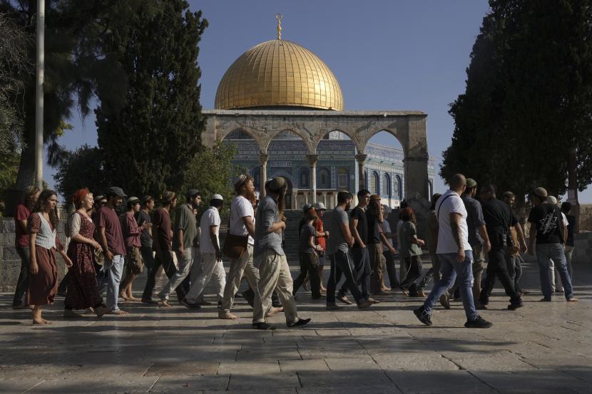 Tak Hormati Kesucian, Pemukim Israel Menyerbu dan Menari di Masjid Al Aqsa