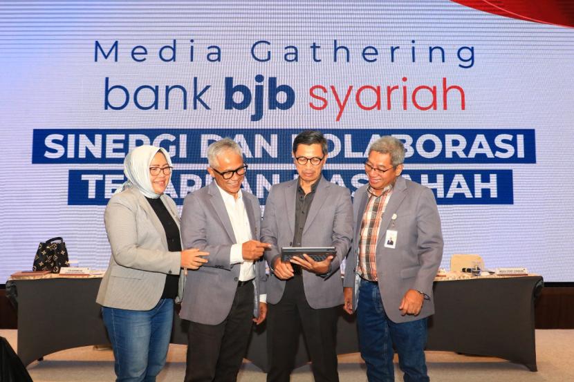 PT Bank Jabar Banten Syariah (bank bjb syariah) berhasil mencatatkan kinerja bisnis yang melesat. Yakni, dengan meraih laba bersih Rp 59,40 miliar hingga Triwulan III tahun 2022 berkat kolaborasi dan inovasi