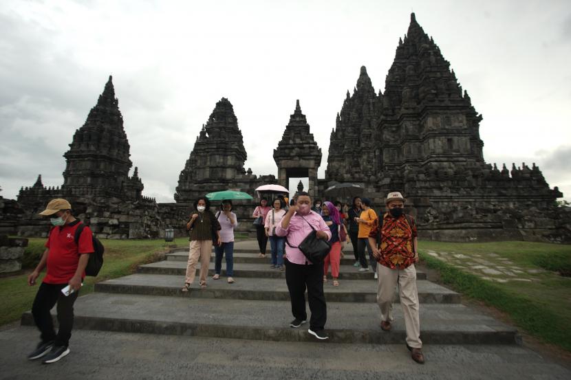 Pengunjung berwisata di Candi Prambanan, Sleman, D I Yogyakarta, Sabtu (8/10/2022). Yogyakarta menjadi salah satu destinasi wisata favorit untuk liburan akhir tahun, menurut survei internal Traveloka.