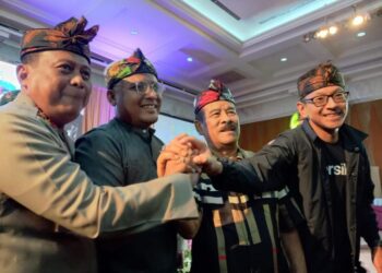 Kapolda Jawa Barat Irjen Pol Suntana bersama perwakilan bobotoh Persib Bandung, Komisaris PT PBB Umuh Muchtar dan Direktur Utama PT PBB Teddy Tjahjono melakukan deklarasi damai bersama di Hotel Grand Pasundan, Kota Bandung, Senin (10/10/2022).