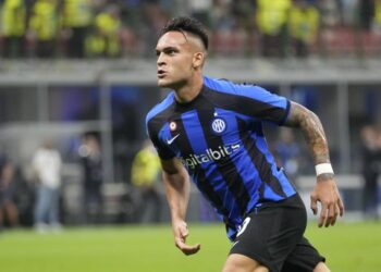 Striker Inter Milan Lautaro Martinez merayakan golnya.