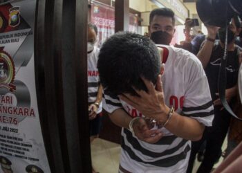 Penyidik menggiring tersangka yang terlibat dalam penyelundupan calon Pekerja Migran Indonesia (PMI) ke Kamboja. PMI yang menjadi korban penipuan pekerjaan berbasis online scam akan dipulangkan secara bertahap