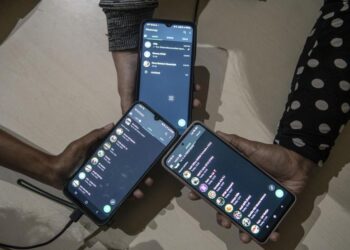 Pengguna ponsel menunjukan aplikasi WhatsApp saat terjadi gangguan (down) di Jakarta, Selasa (25/10/2022). Dilansir dari halaman resmi WhatsApp, sejumlah ponsel tidak akan bisa menggunakan aplikasi tersebut, karena platform pesan itu menghentikan dukungan pada beberapa sistem operasi (OS) Android dan iOS lama. WhatsApp Upayakan Pemulihan Akses Secepatnya di Indonesia