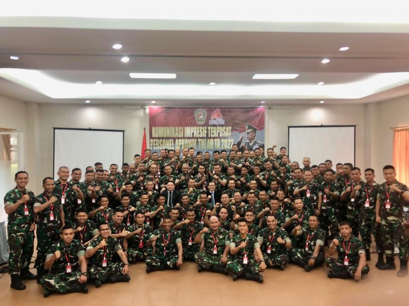 Aster Kasad, Mayjen TNI Karmin Suharna S.l.P., M.A., membuka kegiatan Komunikasi Impresif Terpusat Personil Apkowil TNI AD Tahun 2022, Bogor, Selasa (4/10/2022).