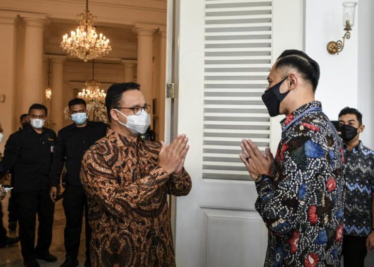 Ketua Umum DPP Partai Demokrat (PD) Agus Harimurti Yudhoyono memberi salam kepada Gubernur DKI Jakarta Anies Rasyid Baswedan saat silaturahim di Balai Kota DKI, Jakarta Pusat, Jakarta Pusat, Kamis (6/5/2021).
