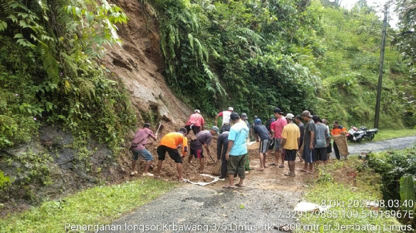 Hujan deras sejak Jumat (7/10/22) petang menyebabkan tanah longsor di dua lokasi Desa Karangbawang, Kecamatan Rembang, Kabupaten Purbalingga. FOTO/Republika