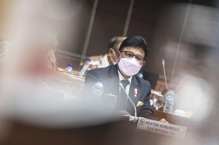Menkominfo Johnny G Plate mengikuti rapat kerja bersama Komisi I DPR di Kompleks Parlemen, Senayan, Jakarta, Rabu (21/9/2022). Rapat tersebut membahas penyesuaian RKA Kementerian Komunikasi dan Informatika Tahun Anggaran 2023.