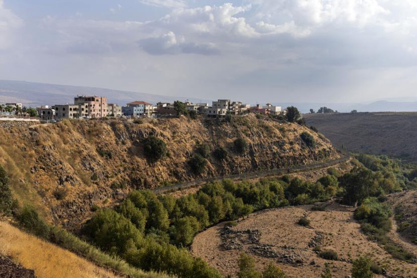 Pandangan umum menunjukkan bagian dari pagar perbatasan yang mengelilingi desa Ghajar, sebuah desa Alawit di perbatasan Lebanon yang baru saja dibuka untuk Israel setelah lebih dari dua dekade pembatasan masuk, dengan bagian utara jatuh di dalam Lebanon, di Israel- Dataran Tinggi Golan dianeksasi, Jumat, 14 Oktober 2022.