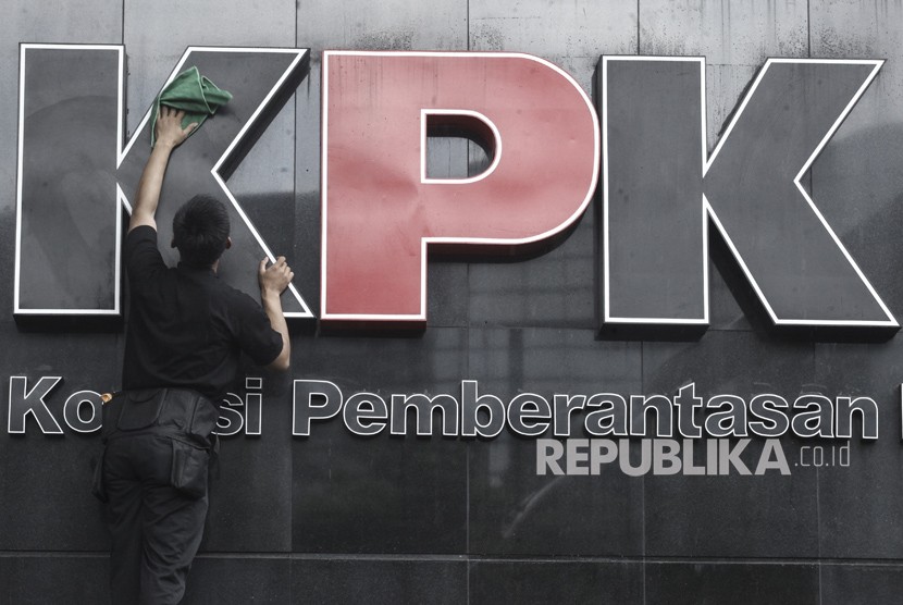 Pekerja membersihkan logo Komisi Pemberantasan Korupsi di gedung KPK, Jakarta Selatan, Senin (5/2).