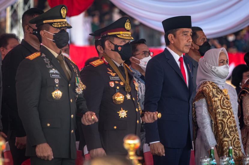 Presiden Joko Widodo bersama istrinya, Iriana Jokowi, Kapolri Jenderal Listyo Sigit Prabowo (kedua kiri), dan Panglima TNI Jenderal Andika Perkasa (kiri) menghadiri upacara HUT Ke-76 Bhayangkara di Kampus Akademi Kepolisian, Kota Semarang, Jawa Tengah, Selasa (5/7/2022).
