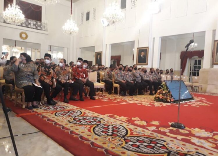 Presiden Jokowi akan memberikan pengarahan kepada jajaran pejabat Kepolisian Negara Republik Indonesia (Polri) yang meliputi pejabat utama Mabes Polri, Kapolda, dan Kapolres dari seluruh Indonesia di Istana Negara, Jakarta, Jumat (14/10). Jokowi Minta Kepolisian Solid Jadi Pengayom dan Pelayan Masyarakat