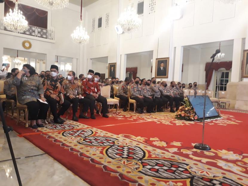 Presiden Jokowi akan memberikan pengarahan kepada jajaran pejabat Kepolisian Negara Republik Indonesia (Polri) yang meliputi pejabat utama Mabes Polri, Kapolda, dan Kapolres dari seluruh Indonesia di Istana Negara, Jakarta, Jumat (14/10). Jokowi Minta Kepolisian Solid Jadi Pengayom dan Pelayan Masyarakat