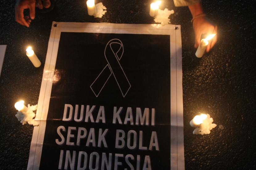 Sejumlah suporter Arema FC (Aremania) menyalakan lilin sesaat sebelum doa bersama di depan stadion Kanjuruhan, Malang, Jawa Timur, Kamis (6/10/2022). LPSK Terima 10 Permohonan Perlindungan Terkait Tragedi Kanjuruhan