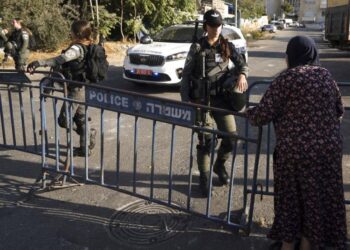 Seorang wanita Palestina berbicara dengan seorang petugas Polisi Perbatasan Israel di sebuah demonstrasi oleh orang-orang Israel liberal menentang bentrokan semalam antara penduduk Palestina dan pemukim Israel di lingkungan Sheikh Jarrah yang diperangi di Yerusalem timur, Jumat, 14 Oktober 2022.