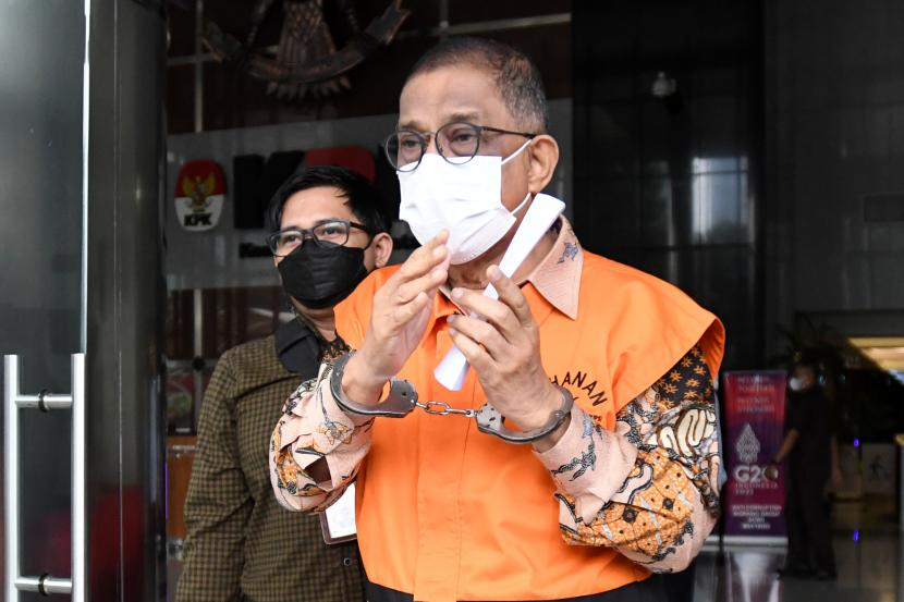 Terdakwa Itong Isnaeni Hidayat (kanan) berjalan usai menjalani sidang secara virtual di Gedung Merah Putih KPK, Jakarta, Kamis (7/7/2022). Pada Selasa (25/10/2022), Itong divonis bersalah dan dihukum 5 tahun penjara. (ilustrasi)