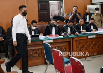 Terdakwa kasus dugaan pembunuhan berencana terhadap Brigadir Nofriansyah Yosua Hutabarat alias Brigadir J, Richard Eliezer bersiap menjalani sidang pemeriksaan saksi di Pengadilan Negeri Jakarta Selatan, Jakarta, Selasa (31/10/2022).