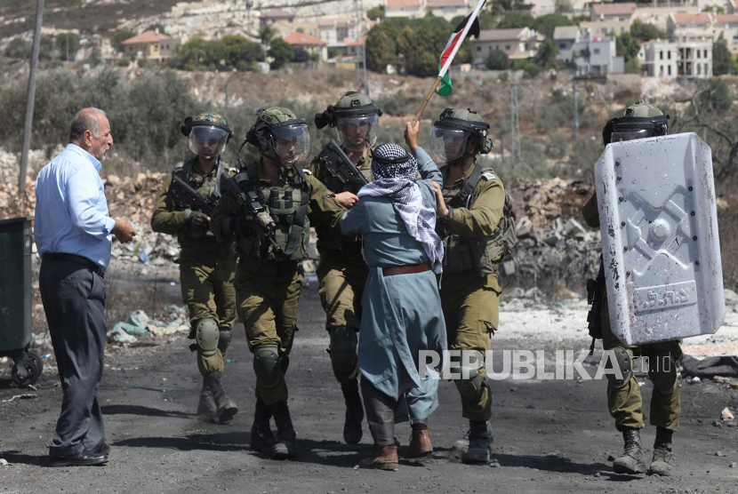 Para pengunjuk rasa Palestina berdebat dengan pasukan Israel selama bentrokan, (ilustrasi).