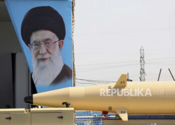 Sebuah rudal Penghancur Khaibar dibawa melewati potret Pemimpin Tertinggi Iran Ayatollah Ali Khamenei (ilustrasi). Rudal balistik hipersonik Iran akan mampu menjangkau wilayah musuh