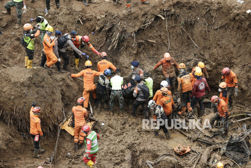Tim penyelamat mengevakuasi jenazah korban gempa berkekuatan 5,6 SR di Cianjur, Indonesia, 26 November 2022. Menurut Badan Nasional Penanggulangan Bencana (BNPB), setidaknya 310 orang tewas dan 24 hilang setelah gempa 5,6 SR melanda barat daya Cianjur, Jawa Barat pada 21 November 2022.
