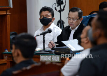 Terdakwa kasus dugaan pembunuhan berencana terhadap Brigadir Nofriansyah Yosua Hutabarat, Ferdy Sambo (kiri) saat menjalani sidang lanjutan di Pengadilan Negeri Jakarta Selatan, Jakarta, Selasa (8/11/2022). Jaksa penuntut umum (JPU) kembali menghadirkan sejumlah saksi dari kalangan ajudan Sambo.