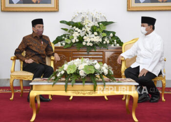 Presiden Joko Widodo (kiri) berbincang dengan Menteri Pertahanan (Menhan) Prabowo Subianto (kanan)