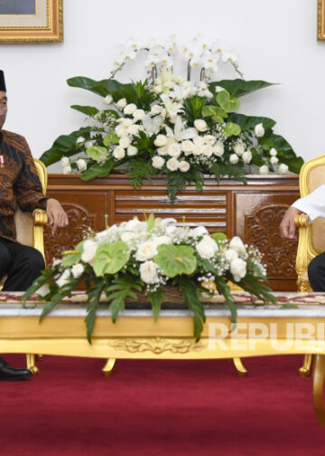 Presiden Joko Widodo (kiri) berbincang dengan Menteri Pertahanan (Menhan) Prabowo Subianto (kanan)