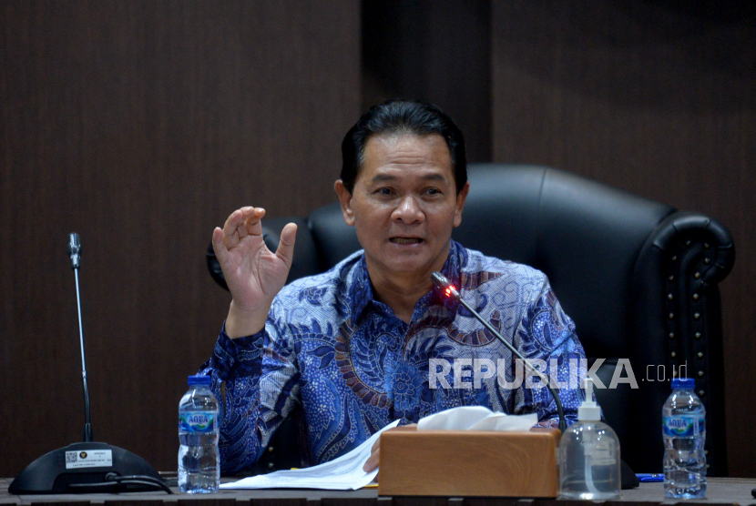Ketua Dewan Kehormatan Penyelenggara Pemilu (DKPP) Heddy Lugito menyampaikan keterangan pers terkait aduan penyelenggara pemilu di Ruang Sidang Utama, Gedung DKPP, Jakarta, Kamis (24/11/2022). Dalam satu bulan terkahir DKPP telah menerima 33 aduan dari masyarakat terhadap penyelenggara pemilu diantaranya ditujukan untuk Anggota Badan Pengawas Pemilu (Bawaslu) dan Komisi Pemilihan Umum (KPU) di kabupaten/kota. Republika/Prayogi