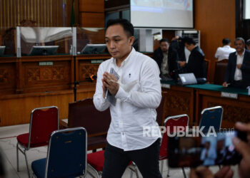 Terdakwa kasus dugaan pembunuhan berencana terhadap Brigadir Nofriansyah Yosua Hutabarat, Ricky Rizal seusai menjalani sidang lanjutan di Pengadilan Negeri Jakarta Selatan, Jakarta, Rabu (2/11/2022). Sidang tersebut beragendakan mendengarkan keterangan saksi yang dihadirkan oleh jaksa penuntut umum (JPU) dengan terdakwa Ricky Rizal dan Kuat Maruf. Saksi yang dihadirkan merupakan anggota keluarga dari Brigadir J, diantaranya Samuel Hutabarat, Rosti Simanjuntak, Mahareza Rizky, Yuni Artika Hutabarat, Devianita Hutabarat, Novitasari Nadea, Rohani Simanjuntak, Sangga Parulian, Roslin Emika Simanjuntak, Indrawanto Pasaribu, dan kekasih Brigadir J, Vera Mareta Simanjuntak. Dalam keterangannya, orang tua Brigadir J, Rosti Simanjuntak meminta terdakwa Ricky Rizal dan Kuat Maruf tidak hanya meminta maaf, namun harus disertai keterangan yang jujur dalam persidangan kasus pembunuhan terhadap anaknya. Republika/Thoudy Badai