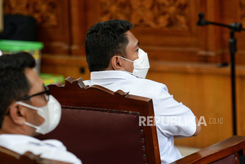 Saksi mantan Kasat Reskrim Polres Metro Jakarta Selatan AKBP Ridwan Soplanit (kanan) saat akan memberikan keterangan saksi dalam sidang lanjutan dengan terdakwa Richard Eliezer alias Bharada E, Ricky Rizal dan Kuat Maruf di Pengadilan Negeri Jakarta Selatan, Jakarta, Senin (21/11/2022).  Sidang perkara dugaan pembunuhan berencana terhadap Brigadir Nofriansyah tersebut sempat ditunda selama sepekan saat pelaksanaan KTT G20 lalu, kini kembali digelar di Pengadilan Negeri Jakarta Selatan. Sidang tersebut beragendakan pemeriksaan sebanyak 11 saksi yang dihadirkan oleh jaksa penuntut umum diantaranya anggota Polri dan pegawai swasta.  Republika/Thoudy Badai