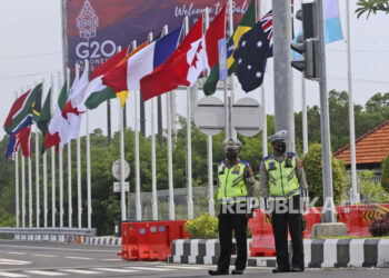 Polisi berjaga saat bendera negara G20 berkibar di jalan menuju tempat KTT G20 di Nusa Dua, Bali, (ilustrasi).