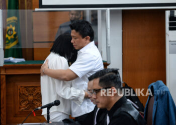Terdakwa kasus dugaan pembunuhan berencana terhadap Brigadir Nofriansyah Yosua Hutabarat, Ferdy Sambo (kedua kiri) memeluk istrinya terdakwa Putri Candrawathi (kiri) saat sidang lanjutan di Pengadilan Negeri Jakarta Selatan, Jakarta, Selasa (8/11/2022). Jaksa penuntut umum (JPU) kembali menghadirkan asisten rumah tangga Ferdy Sambo dan Putri Candrawathi, Susi bersama 9 orang lainnya untuk dimintai keterangan saksi dalam sidang perkara dugaan pembunuhan berencana terhadap Brigadir J. Republika/Thoudy Badai