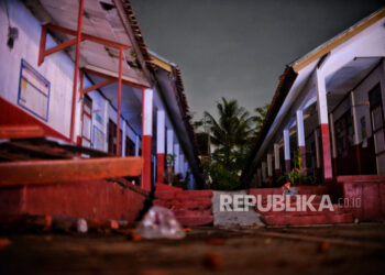 Suasa SD Negeri Gasol yang rusak akibat gempa di Desa Gasol, Kecamatan Cugenang, Kabuoaten Cianjur, Jawa Barat, Ahad (26)7/11/2022). Badan Nasional Penanggulangan Bencana (BNPB) mencatat, sebanyak 526 infastruktur rusak, yakni 363 bangunan sekolah, 144 tempat ibadah, 16 gedung perkantoran, dan tiga fasilitas kesehatan. Sedangkan jumlah rumah warga yang rusak sebanyak 56.320 unit. Republika/Thoudy Badai