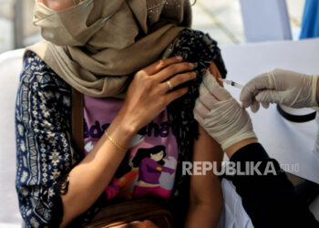 Tenaga kesehatan menyuntikan vaksin booster Covid-19 kepada warga di sentra vaksinasi di kawasan Kota Tua, Jakarta, Jumat (16/9/2022). Pemerintah pusat menjamin ketersediaan stok vaksin Covid-19 masih mencukupi untuk memenuhi permintaan daerah. Sementara Menteri Kesehatan menargetkan jumlah penerima vaksin ketiga atau vaksin booster pada awal 2023 mendatang mampu mencapai 100 juta penduduk. Republika/Thoudy Badai