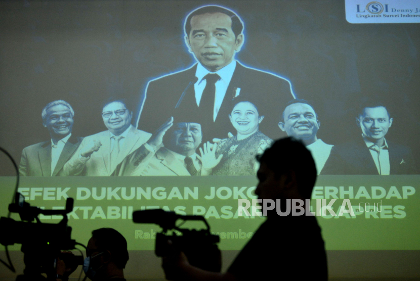Jurnalis mengambil gambar saat rilis hasil survei terkini Lingkaran Survei Indonesia (LSI) Denny JA terkini bertajuk Efek Dukungan Jokowi Terhadap Elektabilitas Pasangan Capres di Jakarta, Rabu (23/11/2022). Survei LSI Denny JA sebut dukungan Jokowi untuk elektabilitas capres tidak besar.