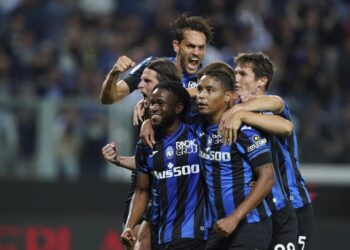 Ademola Lookman Atalanta (kiri bawah) merayakan gol dengan rekan setimnya dalam sebuah laga Serie A. Pada Ahad malam nanti, Atalanta akan menjamu Inter Milan. (ilustrasi)