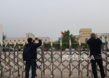 Sejumlah jurnalis asing memotret gedung perkantoran terpadu milik Pemerintah Kota Turban, Daerah Otonomi Xinjiang, China. Sebanyak 50 negara mendesak China pada Senin (31/10/2022) waktu setempat untuk menerapkan semua rekomendasi PBB. Laporan PBB menuduh China melakukan kejahatan kemanusiaan terhadap etnis Uighur dan kelompok etnis mayoritas Muslim lainnya.