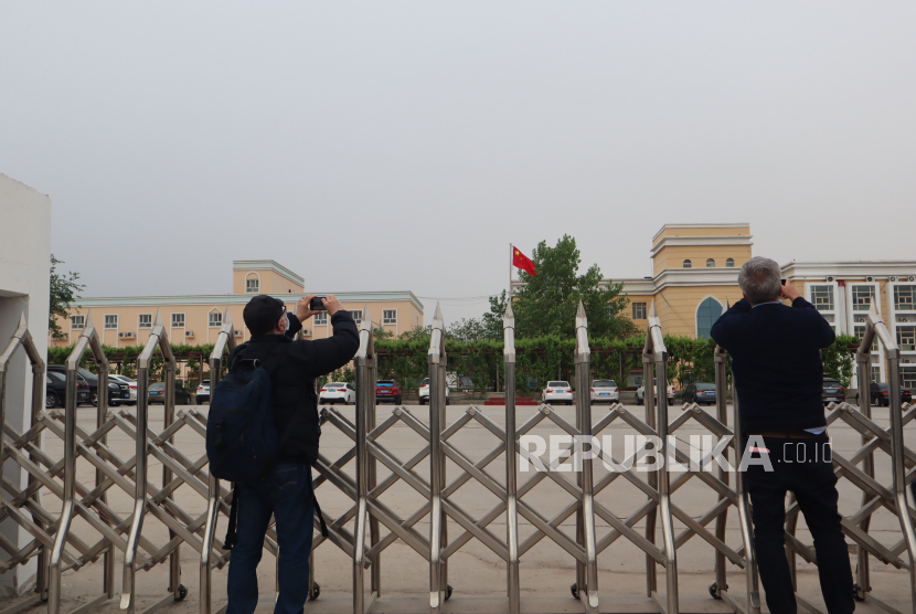 Sejumlah jurnalis asing memotret gedung perkantoran terpadu milik Pemerintah Kota Turban, Daerah Otonomi Xinjiang, China. Sebanyak 50 negara mendesak China pada Senin (31/10/2022) waktu setempat untuk menerapkan semua rekomendasi PBB. Laporan PBB menuduh China melakukan kejahatan kemanusiaan terhadap etnis Uighur dan kelompok etnis mayoritas Muslim lainnya.