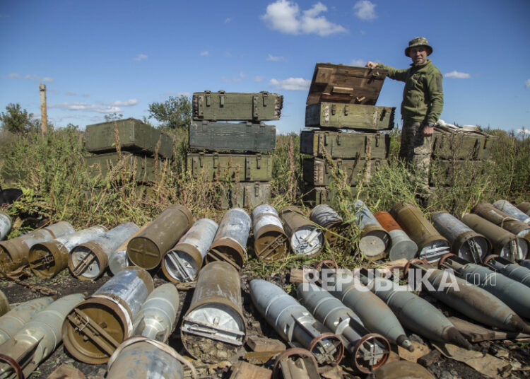 Seorang tentara Ukraina memeriksa amunisi yang ditinggalkan oleh pasukan Rusia di daerah yang baru saja direbut kembali di dekat Izium, Ukraina, Rabu, 21 September 2022. Amerika Serikat (AS) tengah mempertimbangkan membeli peluru artileri 155 mm Korea Selatan (Korsel) untuk dikirim ke Ukraina.