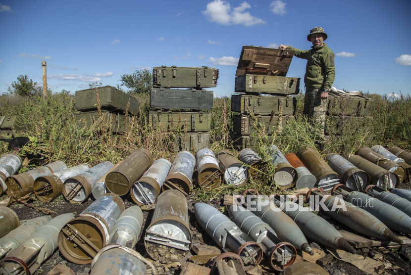 Seorang tentara Ukraina memeriksa amunisi yang ditinggalkan oleh pasukan Rusia di daerah yang baru saja direbut kembali di dekat Izium, Ukraina, Rabu, 21 September 2022. Amerika Serikat (AS) tengah mempertimbangkan membeli peluru artileri 155 mm Korea Selatan (Korsel) untuk dikirim ke Ukraina.