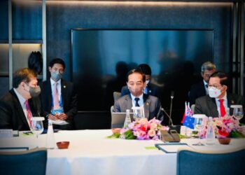 Presiden Jokowi (tengah) didampingi Menteri Koordinator Bidang Perekonomian Airlangga Hartarto (kiri) dan Sekretaris Kabinet Pramono Anung (kanan) saat menggelar pertemuan bilateral dengan Perdana Menteri Selandia Baru Jacinda Ardern di Hotel Kimpton Maa-Lai, Bangkok, Jumat (18/11) pagi.