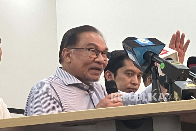 Anwar Ibrahim mendorong kampanyenya untuk menjadi perdana menteri Malaysia hingga saat-saat terakhir.