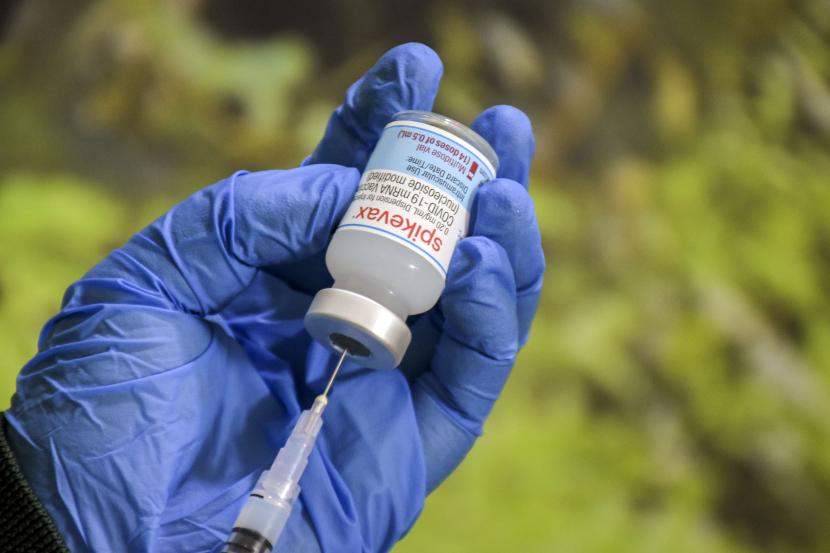 Vaksinator menyiapkan vaksin Covid-19 saat pelaksanaan vaksinasi dosis keempat (booster kedua) di Rumah Sakit Mata Cicendo, Jalan Cicendo, Sumur Bandung, Kota Bandung. Dokter Spesialis Paru dari Rumah Sakit Pusat Infeksi (RSPI) Sulianti Saroso, Titi Sundari mengatakan, virus Covid-19 yang terus bermutasi termasuk subvarian Omicron XBB berisiko menghindari kekebalan tubuh. Tetapi vaksin Covid-19 tetap penting diberikan untuk membentuk kekebalan kelompok (herd immunity).