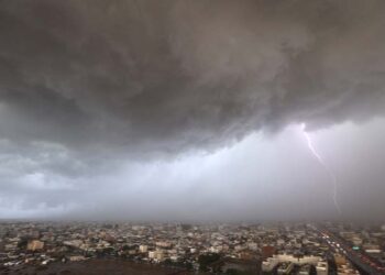 Hujan deras melanda kota Jeddah, Arab Saudi. Arab Saudi Keluarkan Peringatan Hujan Lebat dan Angin Kencang (Reuters/Mohamed Al Hwaity)