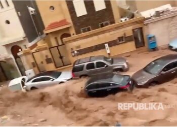 Tangkapan layar platform medsos Twitter menunjukkan umpukan mobil terbawa arus air saat banjir bandang melanda Jeddah. Arab Saudi Luncurkan Situs Permohonan Kompensasi Banjir Jeddah