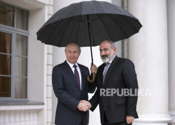 Presiden Rusia Vladimir Putin, kiri, dan Perdana Menteri Armenia Nikol Pashinyan berfoto sebelum pertemuan mereka di kediaman Bocharov Ruchei di resor Laut Hitam Sochi, Rusia, Senin, 31 Oktober 2022.