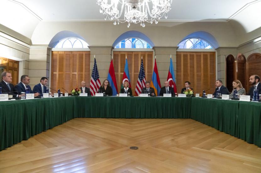 Menteri Luar Negeri Antony Blinken, kanan tengah, berbicara selama pertemuan dengan Menteri Luar Negeri Azerbaijan Jeyhun Aziz oglu Bayramov, kiri, dan Menteri Luar Negeri Armenia Ararat Mirzoyan, kanan, di Blair House, Senin, 7 November 2022, di Washington.